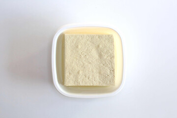 플라스틱 용기에 담긴 콩으로 만든 흰 두부