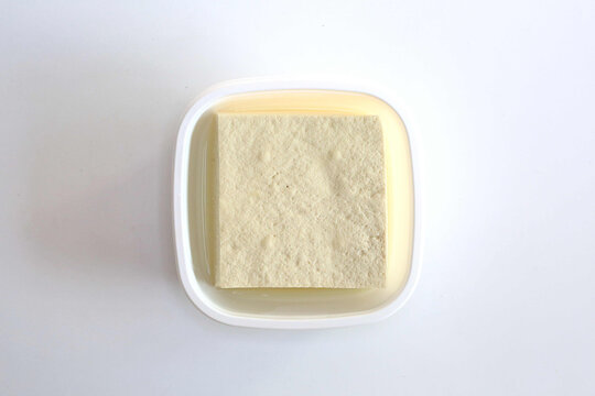 플라스틱 용기에 담긴 콩으로 만든 흰 두부