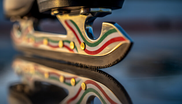 Farben gr&uuml;n, wei&szlig;, rot auf gespiegelter Kufe eines Schlittschuhs - Nahaufnahme mit Farben der Tricolore