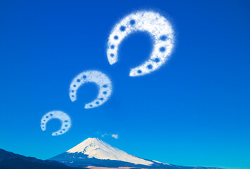 年賀状素材　馬の蹄の形をした雲
