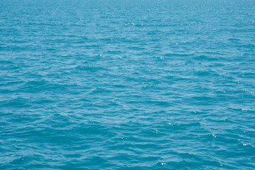 Obraz premium Vast endless ocean surface with sunlit ripples on a clear blue day