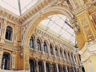 Obraz premium Sunlit glass roof above ornate baroque gallery