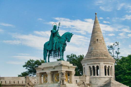 Reiterstandbild des Heiligen Stephan vor Fischerbastei in Budapest, Ungarn