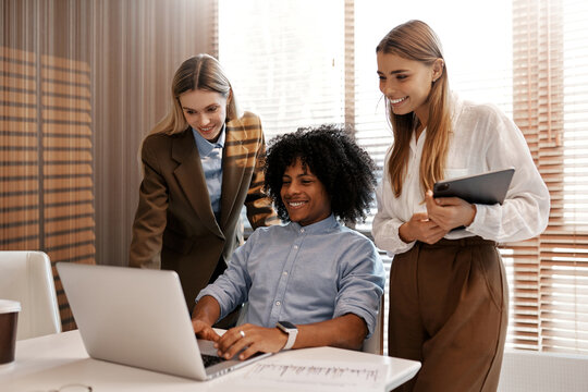 Teamwork and collaboration in modern office