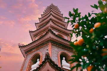 Obraz premium Tran quoc pagoda at sunset, majestic Hanoi landmark against vibrant sky