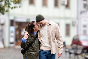 Fototapeta premium Happy couple enjoying a romantic moment outdoors