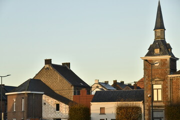 Lumière du coucher de soleil sur les bâtiments à Marche-Lez-Écaussinnes (Soignies)