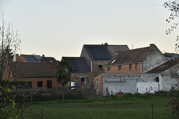 Vieilles fermes et maisons sous la lumière du crépuscule à Marche-Lez-Écaussinnes (Soignies)