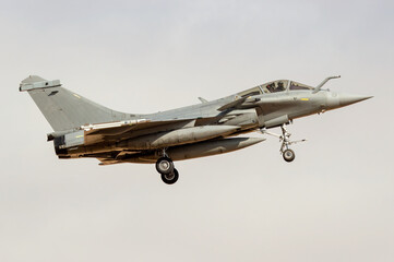 Aterrizaje de avi&oacute;n militar con planos canard