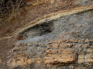 Erosion an einer felsigen Böschung im Spätherbst