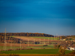 Obraz premium Hochspannungsmasten in herbstlicher Landschaft