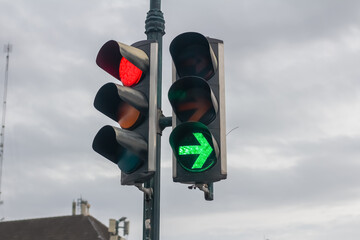 a traffic light displaying a red light for straight-ahead traffic and a green filter arrow for right-turning traffic