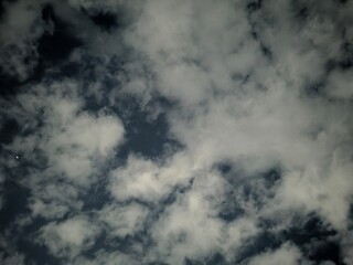 闇夜（やみよ）を裂（さ）いて光る雲の表情