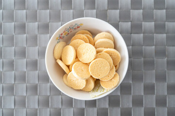 ボウルに盛られた丸焼き菓子の俯瞰写真