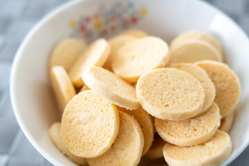 丸い軽焼き菓子の柔らかな質感クローズアップ