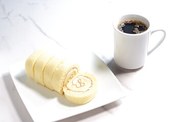 ロールケーキとコーヒー - ふんわりとしたロールケーキ（バニラ）と淹れたてのコーヒーでコーヒータイム
