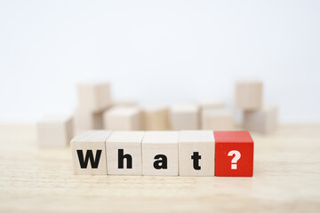 白背景のWhatブロックと赤い疑問符のコピースペース構図。