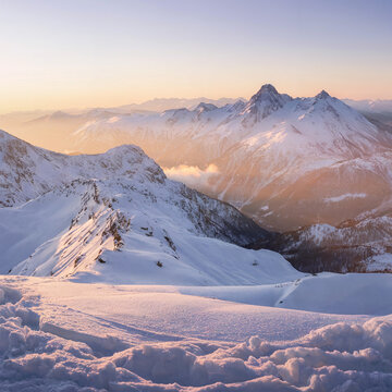La majestuosidad nevada: Un paisaje alpino de picos nevados ba&ntilde;ados por la luz dorada del amanecer