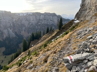 Fototapeta premium Hiking trails or mountaineering routes in the autumn Swiss Alpine environment and in the Bernese Oberland region, Switzerland - Wanderwege oder Bergrouten in der Schweizer Alpenlandschaft