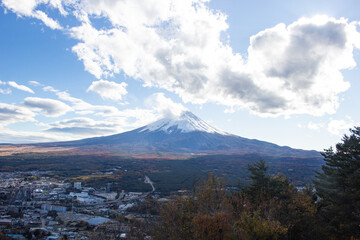 Fototapeta premium Beautiful landscape of the iconic snow capped Mount Fuji or Fujisan. Lake Kawaguchi, Kanagawa, Japan