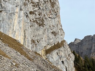 Steep alpine rocks on the Sigriswilergrat mountain or rocky cliffs on the Sigriswilergrat ridge in the Emmental Alps and the Bernese Oberland, Switzerland (Berner Oberland, Schweiz)