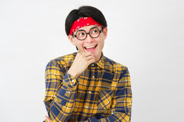 アキバ系の男性　想像する　白背景