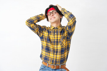 アキバ系の男性　頭を抱える　白背景