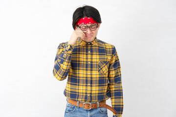 アキバ系の男性　泣く　白背景