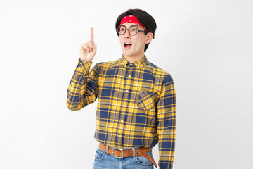 アキバ系の男性　ひらめく　白背景