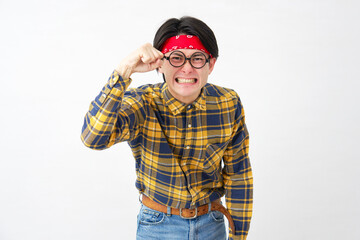 アキバ系の男性　怒る　暴力　白背景