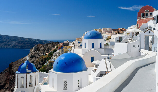 Paisaje horizontal de Oia en la isla de Santorini con las tradicionales c&uacute;pulas azules. Viajando por Grecia.