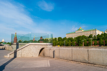 Fototapeta premium Moscow, Russia - May 16, 2025: Observation deck on Sofiyskaya Embankment. The Grand Kremlin Palace is visible. View of the Moscow Kremlin from the Kremlin Embankment. Spring sunny morning