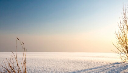 Obraz premium 雪に覆われた丘と冬の静かな風景 | Serene Snow-Covered Hills in a Minimalist Winter Landscape 