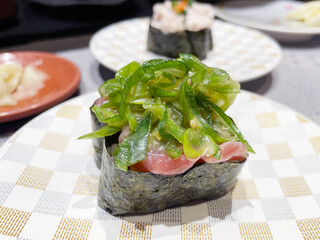 まぐろほほ肉のユッケ軍艦巻き © okimo