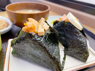 豚キムチクリームチーズおにぎりと銀鮭バターおにぎり
