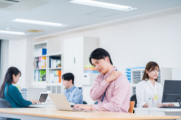 Obraz premium 仕事に疲れているビジネスマン。