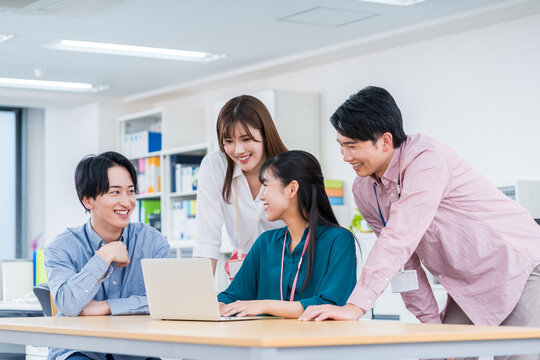 オフィスで働く若いビジネスマン