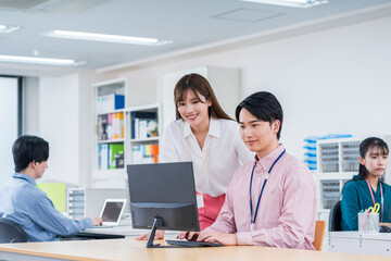 Obraz premium オフィスで仕事をするビジネスマン。