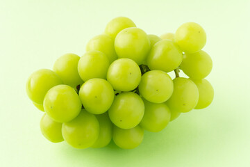 グリーン背景に1房のシャインマスカット