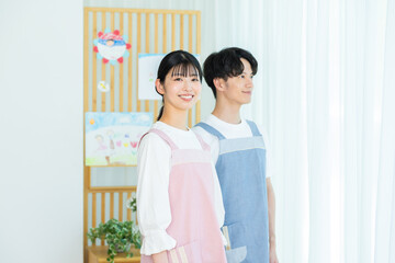 エプロンをした保育士