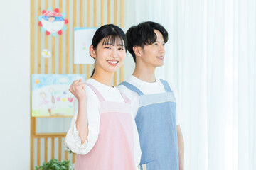 エプロンをした保育士