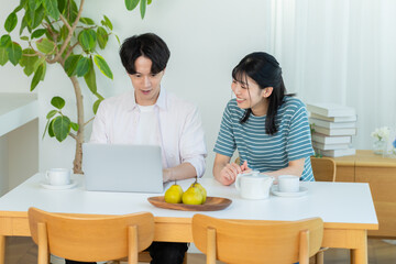 パソコンを見るカップル