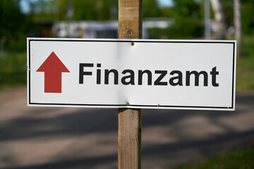 Schild mit Richtungspfeil und der deutschen Aufschrift Finanzamt