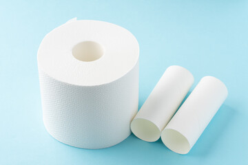 水色背景にトイレットペーパーのロールと芯