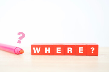 WHEREを示す赤いブロックと疑問符で場所を問うシンプル構図。