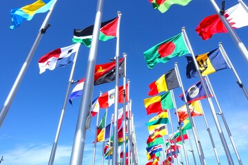 快晴の大空にはためく万国旗