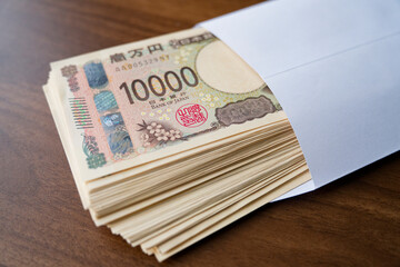 封筒に入った100万円
