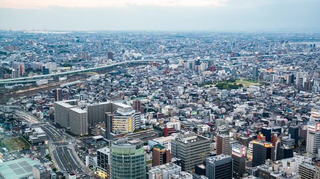 鉄道と道路の見える都市風景のタイムラプス