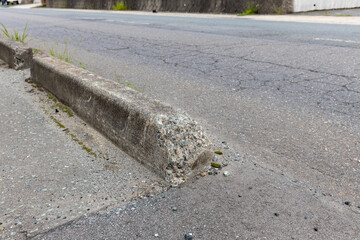 破損した歩車道境界ブロック