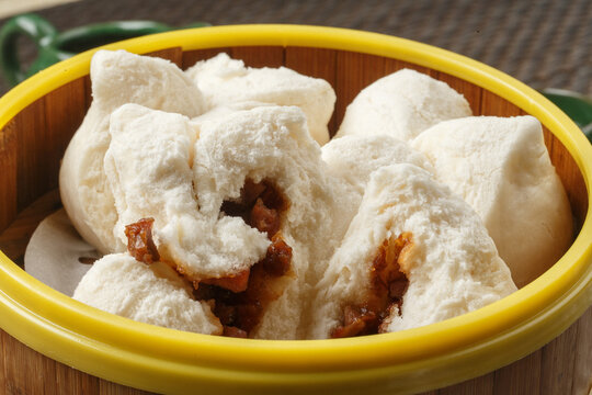 The char siu bao in the steamer were placed on the placemat.